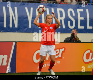 Nashville, TN, Stati Uniti d'America. 2 Marzo, 2019.Inghilterra Nazionale Femminile defender, Rachel Daly (17), si prepara a lanciare la palla durante le partite internazionali di calcio match up tra Stati Uniti e Inghilterra in essa crede Cup, di Nissan Stadium di Nashville, TN. La partita si è conclusa in un tirante, 2-2. Kevin Langley/Sports South Media/CSM Credito: Cal Sport Media/Alamy Live News Foto Stock