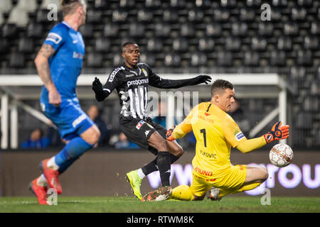 CHARLEROI, Belgio - 2 Marzo : Sebastien Dewaest di Genk Victor Osimhen di Charleroi e Daniel Vukovic di Genk in azione durante la Jupiler Pro League giornata 28 tra Sporting Charleroi e KRC Genk il 2 marzo 2019 in Sint-Truiden, Belgio. (Phot Foto Stock