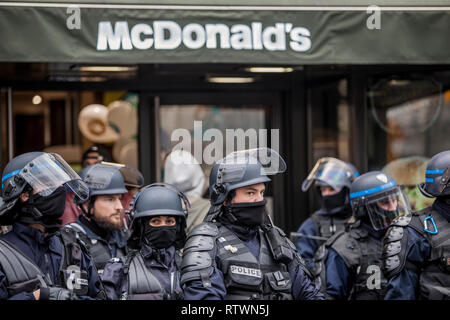 Parigi, Francia. 02 Marzo 2019.Migliaia di giubbotti di giallo (Gilets Jaunes) le proteste a Parigi chiamando per abbassare le tasse sul carburante, la reintroduzione della solidarietà di imposta sul patrimonio, un minimo di aumento salariale e Emmanuel Macron di rassegnare le dimissioni come presidente della Francia. Credito: Norbu Gyachung/Alamy Live News. Foto Stock