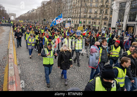 Parigi, Francia. 02 Marzo 2019.Migliaia di giubbotti di giallo (Gilets Jaunes) le proteste a Parigi chiamando per abbassare le tasse sul carburante, la reintroduzione della solidarietà di imposta sul patrimonio, un minimo di aumento salariale e Emmanuel Macron di rassegnare le dimissioni come presidente della Francia. Credito: Norbu Gyachung/Alamy Live News. Foto Stock