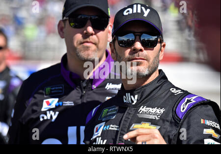 Hampton, GA, Stati Uniti d'America. 24 Febbraio, 2018. Alleato driver finanziari Jimmie Johnson attende l'inizio della QuikTrip pieghe di onore 500 domenica ad Atlanta Motor Speedway di Hampton, GA. Austin McAfee/CSM/Alamy Live News Foto Stock