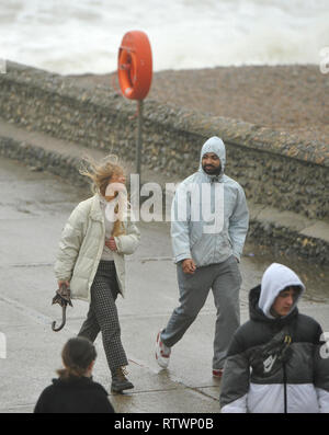 Brighton, East Sussex, Regno Unito. 3 marzo 2019 .i visitatori sono stati determinati per godere di una passeggiata sul lungomare di Brighton oggi come tempesta Freya è arrivato e ha iniziato a pastella parti della Gran Bretagna oggi Credito: Simon Dack/Alamy Live News Foto Stock