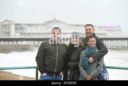 Brighton, East Sussex, Regno Unito. 3 marzo 2019 .Questi visitatori da Londra e Bristol sono stati determinati per godere di una passeggiata sul lungomare di Brighton oggi nonostante il forte vento di tempesta Freya è arrivato e ha iniziato a pastella parti della Gran Bretagna oggi Credito: Simon Dack/Alamy Live News Foto Stock