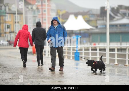 Aberystwyth, Ceredigion, Wales, Regno Unito. 03 Mar, 2019. Regno Unito Meteo: la gente fuori in heavy rain in Aberystwyth domenica mattina . Il gale force venti di tempesta Freya dovrebbe portare a un danneggiamento 80mph raffiche a esposto mare irlandese coste più tardi di oggi e per tutta la notte foto © Keith Morris / Alamy Live News Foto Stock