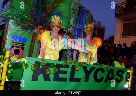 Cunit, Tarragona, Spagna. 2 Mar, 2019. I partecipanti si vede vestito in colore pieno costumi di eseguire durante il carnevale.Secondo la tradizione la gente si veste di colori diversi costumi completo con diversi temi di parata mentre partecipando al carnevale di Cunit, l'evento avviene tra i mesi di febbraio e marzo. Credito: Ramon Costa/SOPA Immagini/ZUMA filo/Alamy Live News Foto Stock