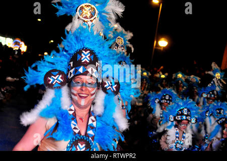 Cunit, Tarragona, Spagna. 2 Mar, 2019. Un partecipanti visto vestito in un colore pieno costume di eseguire durante il carnevale.Secondo la tradizione la gente si veste di colori diversi costumi completo con diversi temi di parata mentre partecipando al carnevale di Cunit, l'evento avviene tra i mesi di febbraio e marzo. Credito: Ramon Costa/SOPA Immagini/ZUMA filo/Alamy Live News Foto Stock