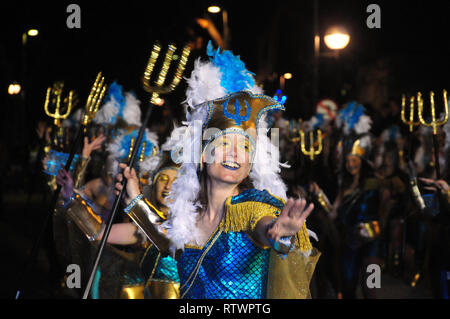 Cunit, Tarragona, Spagna. 2 Mar, 2019. Un partecipanti visto vestito in un colore pieno costume di eseguire durante il carnevale.Secondo la tradizione la gente si veste di colori diversi costumi completo con diversi temi di parata mentre partecipando al carnevale di Cunit, l'evento avviene tra i mesi di febbraio e marzo. Credito: Ramon Costa/SOPA Immagini/ZUMA filo/Alamy Live News Foto Stock