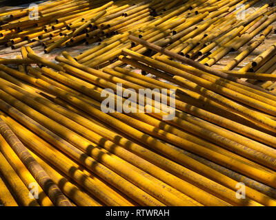 Set di metallo arrugginito tubi della struttura di ponteggio. Foto Stock