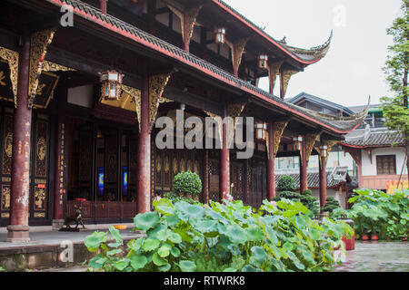 Stile cinese di Architettura di Chengdu con strutture in legno. Padiglione nel giardino cinese. Foto Stock