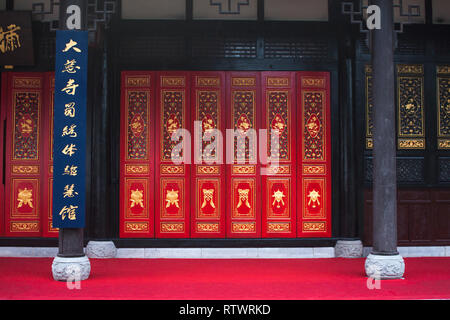 Cinese porte in legno con pannelli decorati e Windows. Foto Stock
