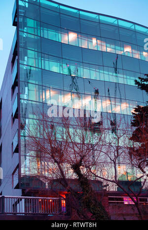 La luce del tramonto sulle finestre esterne di Kings Place, 90 York Way, Londra, Inghilterra Foto Stock