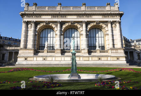 Cielo blu e l'erba verde lo sfondo perfetto per una bella architettura antica e Statua fontana a Piazza du Palais Galliera a Parigi . Foto Stock