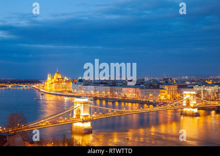 La notte scende sul Danubio a Budapest. Foto Stock