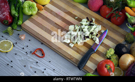 L uomo è il taglio di vegetali in cucina, affettare la melanzana Foto Stock
