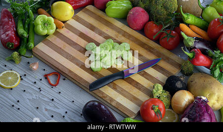 L uomo è il taglio di vegetali in cucina, Affettare cetrioli Foto Stock