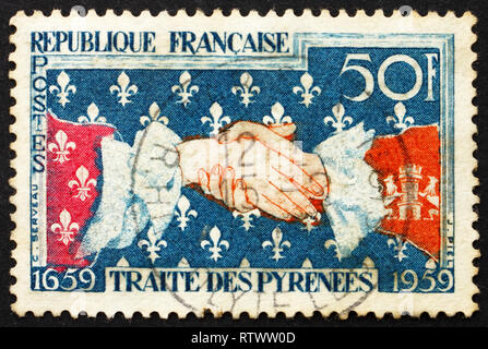 Francia - circa 1959: un timbro stampato in Francia mostra French-Spanish Handshake, trecentesimo anniversario della firma del Trattato dei Pirenei, cir Foto Stock