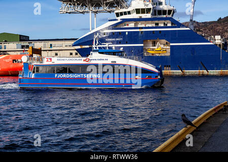 Ad alta velocità per i passeggeri Rygercruise catamarano che arrivano nel porto di Bergen, Norvegia. Passando un offshore recipiente di alimentazione sul suo cammino nella porta Foto Stock