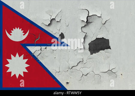 Close up grungy, danneggiato e alterò il Nepal bandiera sul muro di spellatura di vernice per vedere la superficie interna. Foto Stock