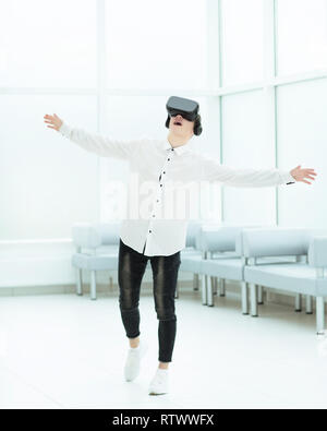 In piena crescita.un lieto developer è il testing occhiali per realtà virtuale. Foto Stock