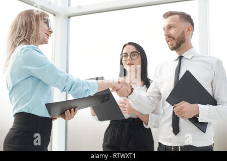 Business Partner per salutarci prima di avviare i negoziati Foto Stock