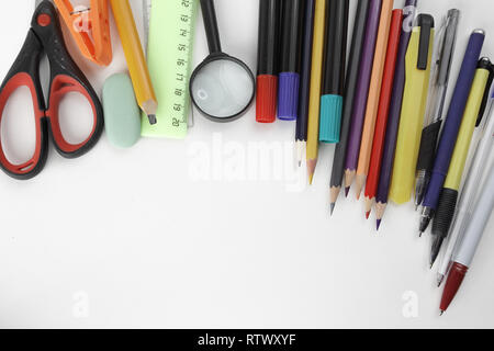 Foto di forniture scolastiche e del luogo per il testo su sfondo bianco Foto Stock