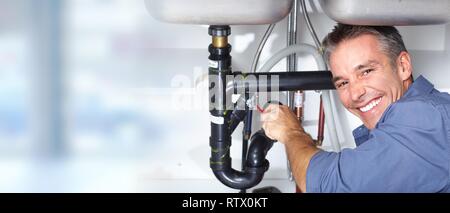 Lavoro idraulico sorridente. Foto Stock