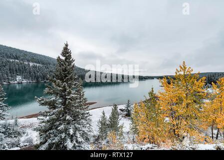 Due jack lago, lago di montagna, in autunno con la prima neve, il Parco Nazionale di Banff, montagne rocciose, Alberta, Canada Foto Stock