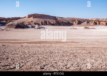 Bizzarre formazioni rocciose, Anfiteatro, Valle de la Luna, Cordillera de la Sal, il Deserto di Atacama, Región de Antofagasta, Cile Foto Stock