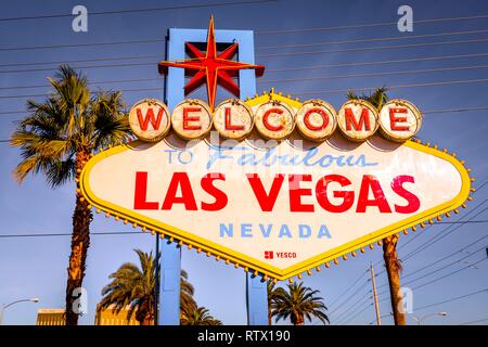 Benvenuto nella favolosa Las Vegas, davanti il cartello di Benvenuto a Las Vegas, Las Vegas Strip di Las Vegas, Nevada, STATI UNITI D'AMERICA Foto Stock