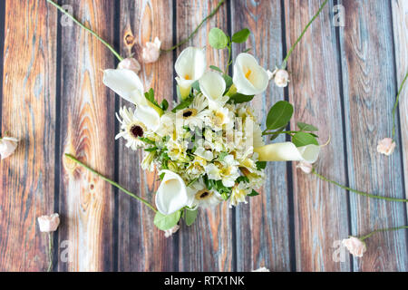 Composizioni floreali di callas lilly e gerbere Foto Stock