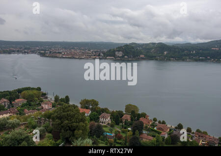 Città di Arona sul Lago Maggiore, Piemonte, Italia. Vista dalla Rocca di Angera Foto Stock