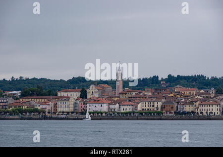 Città di Arona sul Lago Maggiore, Piemonte, Italia. Vista dalla Rocca di Angera Foto Stock