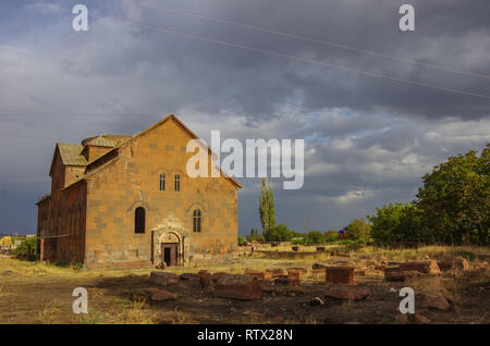 Vista esterna alla Cattedrale Aruchavank aka Surb Grigor a Aruch nella provincia di Aragatsotn, Armenia Foto Stock