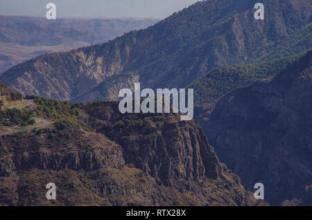 Vista sul Fiume Vorotan Gorgewith campana cappella del monastero di Tatev, Armenia Foto Stock