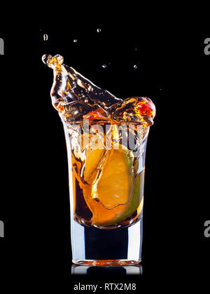 Colpo di tequila con splash Foto Stock