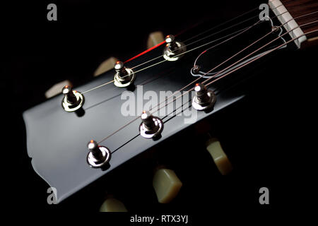 Paletta e macchina sintonizzatori di testa di un nuovo Gibson Les Paul tradizionale di chitarra elettrica Foto Stock