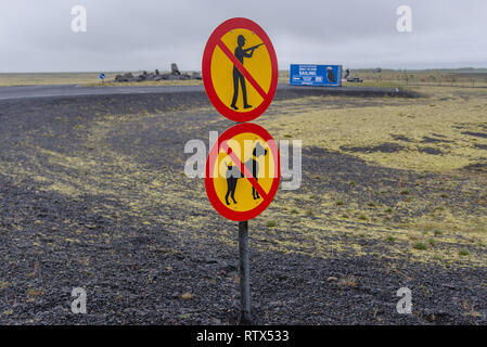 Nessun segno su un parcheggio accanto al percorso 1 vicino alla cascata di Seljalandsfoss in Islanda Foto Stock