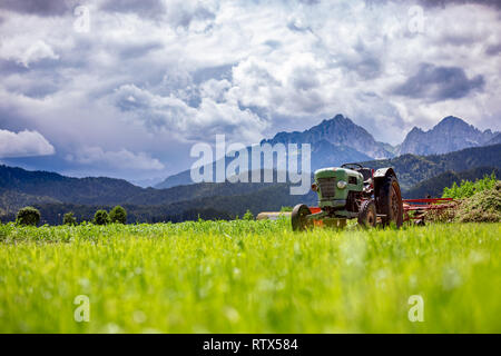 Vecchio trattore nelle praterie alpine Foto Stock