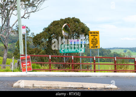 Tilba, NSW, Australia-December 27, 2018 : segnaletica direzionale nella storica città di Tilba, classificati dalla National Trust come Tilba centrale con Foto Stock