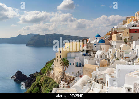 Case tradizionali bianco e chiese con le cupole blu sulla Caldera, Santorini, Oia, Grecia. Foto Stock