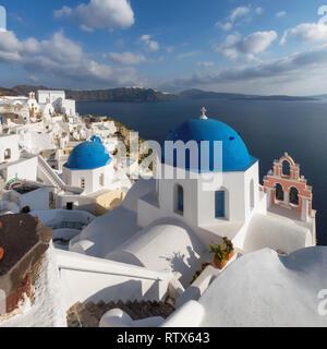 Spettacolare vista del villaggio di Oia a Santorini Island, Grecia Foto Stock