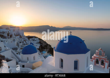 Spettacolare la cittadina di Oia al sunrise sull isola di Santorini, Grecia Foto Stock