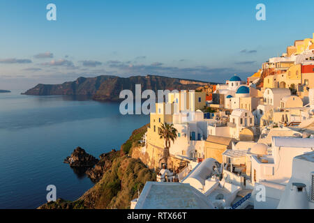 Spettacolare la cittadina di Oia al sunrise sull isola di Santorini, Grecia Foto Stock