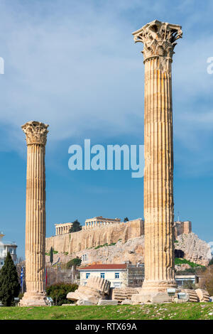 Zeus Olimpio colonne e l'Acropoli di Atene in Grecia Foto Stock