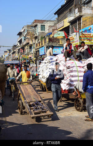 Khari Baoli, vivace commercio all'ingrosso Indian Spice Market, Vecchia Delhi, India Foto Stock