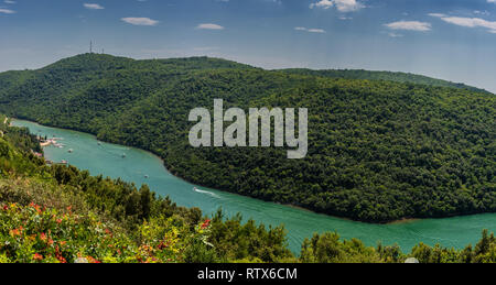 Limski Canal chiamato anche Fiordo di Limski in Istria vicino a Rovigno Foto Stock