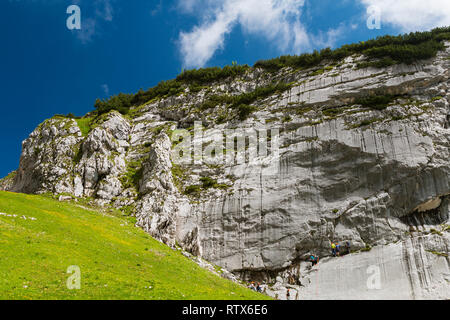 GARMISCH - Luglio 07: turisti imparare ad arrampicarsi su una piccola parete di roccia vicino a Garmisch-Partenkirchen, in Germania sulla luglio 07, 2016. Foto Stock