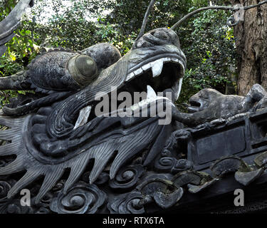 Particolare di una parete del drago in Il Giardino di Yu , la vecchia Shanghai. La scultura presenta una testa di drago e un rospo che rappresentano la potenza di buon auspicio, fortuna e longevità. Foto Stock