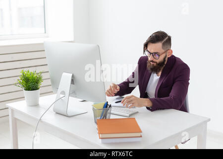 Persone, design e stile concetto - graphic designer delineando un nuovo progetto su tablet lavorando sul computer Foto Stock