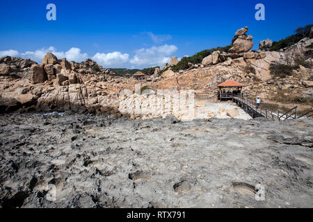 Costa rocciosa ad appendere la Rai,Reef National Park, Vinh Hy, Ninh Thuan provincia, Vietnam Asia Foto Stock